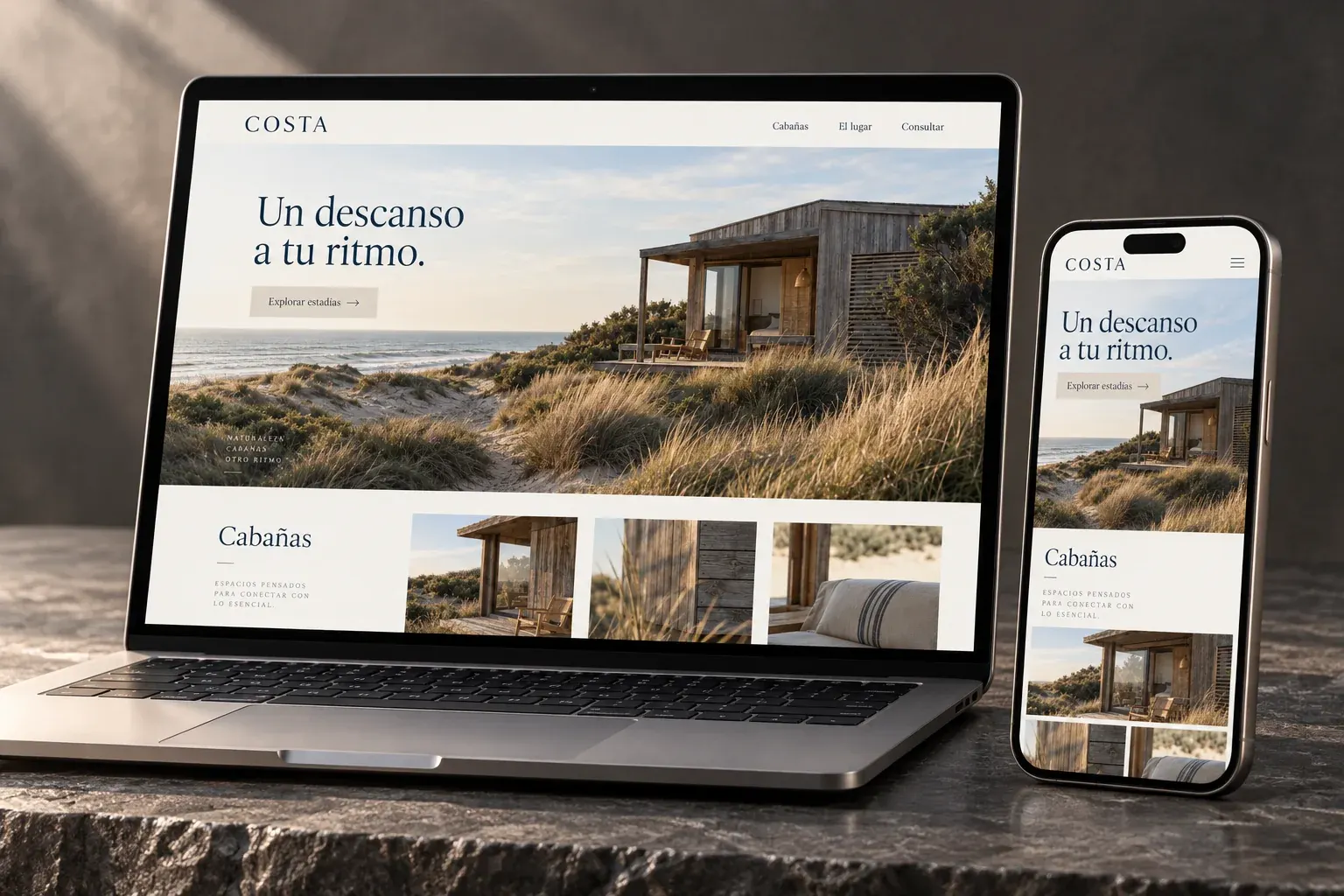 Costa presentado en una laptop y un teléfono, con sus vistas de escritorio y móvil.